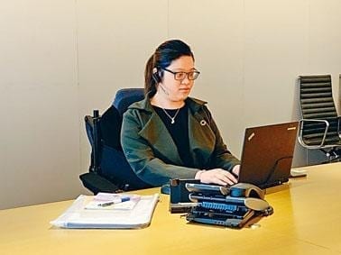 肌肉萎縮症女生走出家人責備的陰霾 獲證券行聘用：只要堅持  驚喜總會出現 — TOPICK