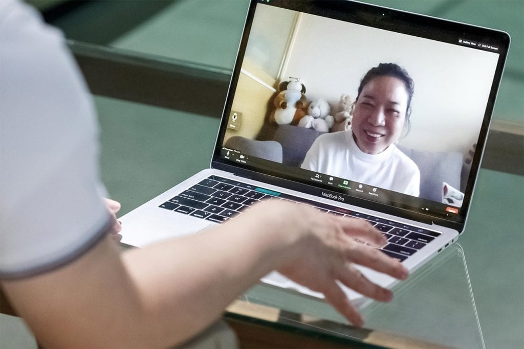 Mike與職涯教練Connie透過視像會議進行coaching
